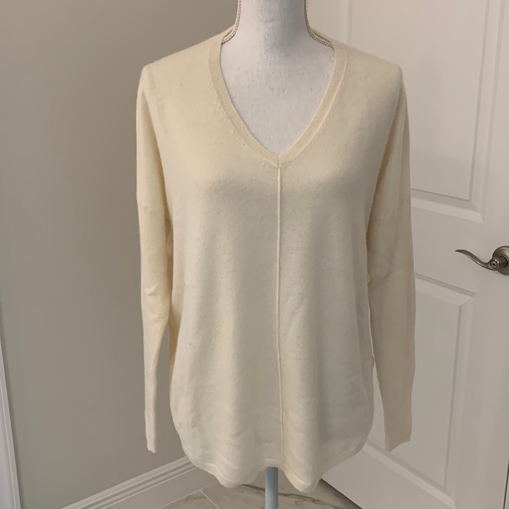 Vince 100% Cashmire V-neck sweater ivory size small